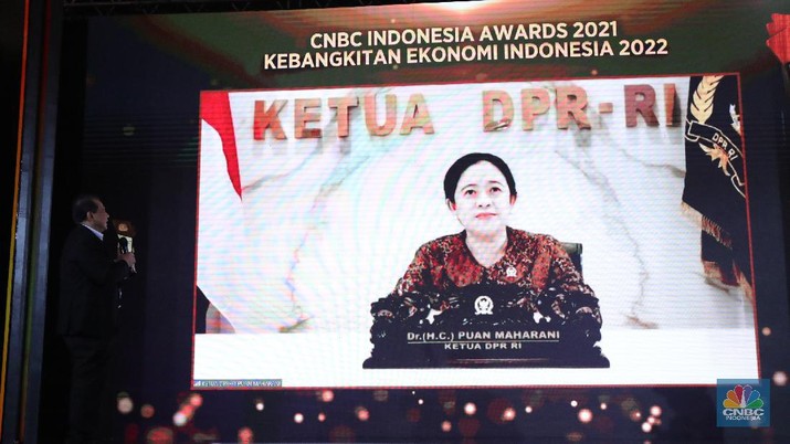 Puan Maharani mewakili Megawati Soekarnoputri dalam menerima penghargaan sebagai Lifetime Achievment dalam acara penghargaan CNBC Indonesia Award 2021. (CNBC Indonesia/ Tri Susilo)