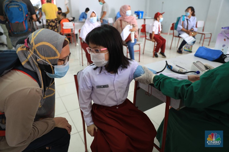 Vaksinasi COVID-19 untuk anak usia 6-11 tahun Tenaga kesehatan menyuntikkan vaksin COVID-19 kepada pelajar di SDN 03 Rawabuntu, Tangerang Selatan, Selasa (14/12/2021). Kementerian Kesehatan memulai vaksinasi COVID-19 untuk anak usia 6-11 dengan jumlah sasaran vaksinasi mencapai 26,5 juta di Indonesia. Plt. Dirjen Pencegahan dan Pengendalian Penyakit Kemenkes Maxi Rein Rondonuwu mengatakan pihaknya sudah mempersiapkan kick off pelaksanaan vaksinasi COVID-19 untuk anak usia 6 sampai 11 tahun.