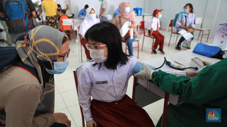 Tenaga kesehatan menyuntikkan vaksin COVID-19 kepada pelajar di SDN 03 Rawabuntu, Tangerang Selatan, Selasa (14/12/2021). Kementerian Kesehatan memulai vaksinasi COVID-19 untuk anak usia 6-11 dengan jumlah sasaran vaksinasi mencapai 26,5 juta di Indonesia. Plt. Dirjen Pencegahan dan Pengendalian Penyakit Kemenkes Maxi Rein Rondonuwu mengatakan pihaknya sudah mempersiapkan kick off pelaksanaan vaksinasi COVID-19 untuk anak usia 6 sampai 11 tahun. 