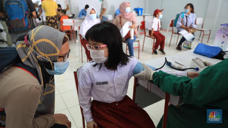Tenaga kesehatan menyuntikkan vaksin COVID-19 kepada pelajar di SDN 03 Rawabuntu, Tangerang Selatan, Selasa (14/12/2021). Kementerian Kesehatan memulai vaksinasi COVID-19 untuk anak usia 6-11 dengan jumlah sasaran vaksinasi mencapai 26,5 juta di Indonesia. Plt. Dirjen Pencegahan dan Pengendalian Penyakit Kemenkes Maxi Rein Rondonuwu mengatakan pihaknya sudah mempersiapkan kick off pelaksanaan vaksinasi COVID-19 untuk anak usia 6 sampai 11 tahun. 
