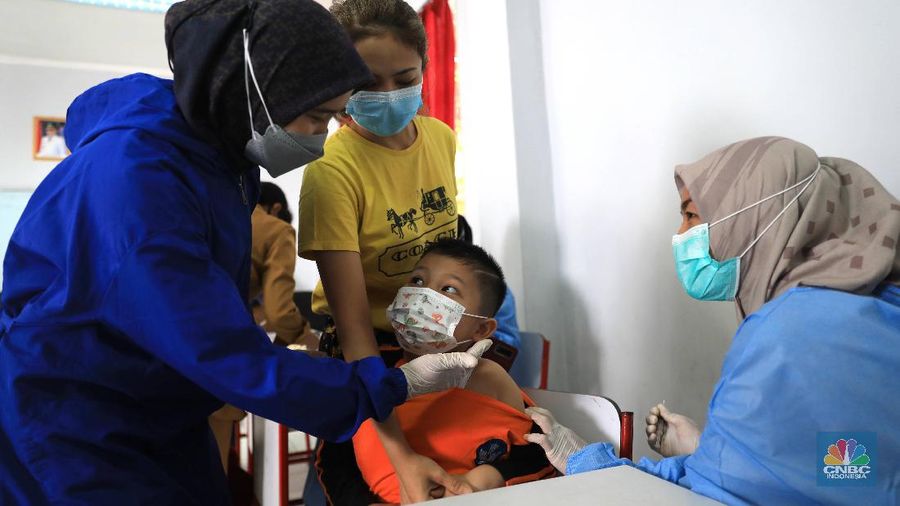 Tenaga kesehatan menyuntikkan vaksin COVID-19 kepada pelajar di SDN 03 Rawabuntu, Tangerang Selatan, Selasa (14/12/2021). Kementerian Kesehatan memulai vaksinasi COVID-19 untuk anak usia 6-11 dengan jumlah sasaran vaksinasi mencapai 26,5 juta di Indonesia. Plt. Dirjen Pencegahan dan Pengendalian Penyakit Kemenkes Maxi Rein Rondonuwu mengatakan pihaknya sudah mempersiapkan kick off pelaksanaan vaksinasi COVID-19 untuk anak usia 6 sampai 11 tahun. 