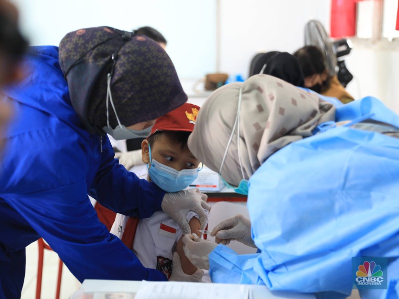 Vaksinasi COVID-19 untuk anak usia 6-11 tahun Tenaga kesehatan menyuntikkan vaksin COVID-19 kepada pelajar di SDN 03 Rawabuntu, Tangerang Selatan, Selasa (14/12/2021). Kementerian Kesehatan memulai vaksinasi COVID-19 untuk anak usia 6-11 dengan jumlah sasaran vaksinasi mencapai 26,5 juta di Indonesia. Plt. Dirjen Pencegahan dan Pengendalian Penyakit Kemenkes Maxi Rein Rondonuwu mengatakan pihaknya sudah mempersiapkan kick off pelaksanaan vaksinasi COVID-19 untuk anak usia 6 sampai 11 tahun.