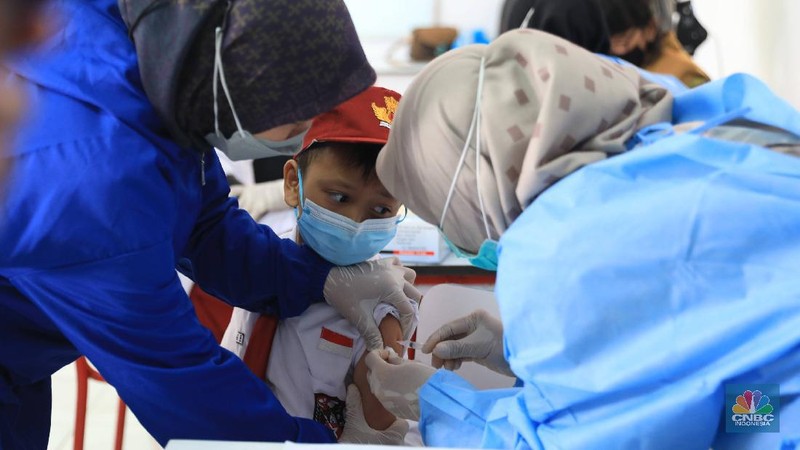 Tenaga kesehatan menyuntikkan vaksin COVID-19 kepada pelajar di SDN 03 Rawabuntu, Tangerang Selatan, Selasa (14/12/2021). Kementerian Kesehatan memulai vaksinasi COVID-19 untuk anak usia 6-11 dengan jumlah sasaran vaksinasi mencapai 26,5 juta di Indonesia. Plt. Dirjen Pencegahan dan Pengendalian Penyakit Kemenkes Maxi Rein Rondonuwu mengatakan pihaknya sudah mempersiapkan kick off pelaksanaan vaksinasi COVID-19 untuk anak usia 6 sampai 11 tahun. 