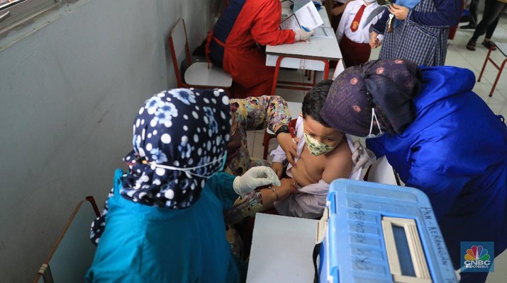 Vaksinasi COVID-19 untuk anak usia 6-11 tahun Tenaga kesehatan menyuntikkan vaksin COVID-19 kepada pelajar di SDN 03 Rawabuntu, Tangerang Selatan, Selasa (14/12/2021). Kementerian Kesehatan memulai vaksinasi COVID-19 untuk anak usia 6-11 dengan jumlah sasaran vaksinasi mencapai 26,5 juta di Indonesia. Plt. Dirjen Pencegahan dan Pengendalian Penyakit Kemenkes Maxi Rein Rondonuwu mengatakan pihaknya sudah mempersiapkan kick off pelaksanaan vaksinasi COVID-19 untuk anak usia 6 sampai 11 tahun.