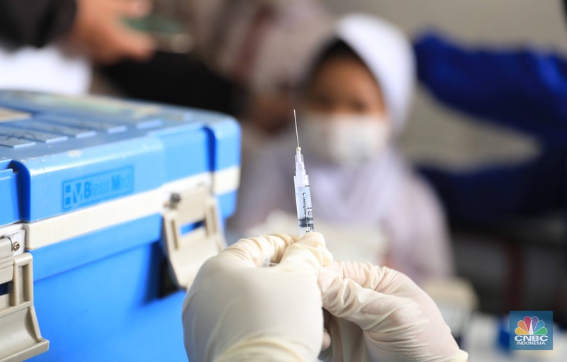 Tenaga kesehatan menyuntikkan vaksin COVID-19 kepada pelajar di SDN 03 Rawabuntu, Tangerang Selatan, Selasa (14/12/2021). Kementerian Kesehatan memulai vaksinasi COVID-19 untuk anak usia 6-11 dengan jumlah sasaran vaksinasi mencapai 26,5 juta di Indonesia. Plt. Dirjen Pencegahan dan Pengendalian Penyakit Kemenkes Maxi Rein Rondonuwu mengatakan pihaknya sudah mempersiapkan kick off pelaksanaan vaksinasi COVID-19 untuk anak usia 6 sampai 11 tahun. 