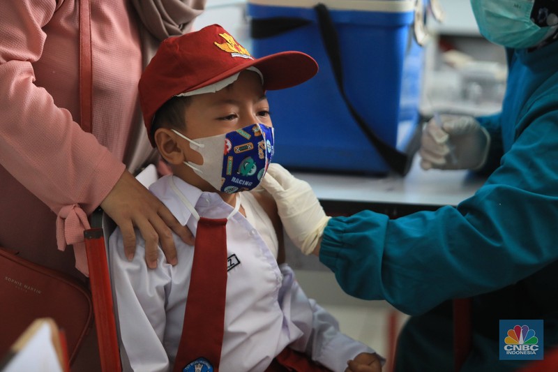 Vaksinasi COVID-19 untuk anak usia 6-11 tahun Tenaga kesehatan menyuntikkan vaksin COVID-19 kepada pelajar di SDN 03 Rawabuntu, Tangerang Selatan, Selasa (14/12/2021). Kementerian Kesehatan memulai vaksinasi COVID-19 untuk anak usia 6-11 dengan jumlah sasaran vaksinasi mencapai 26,5 juta di Indonesia. Plt. Dirjen Pencegahan dan Pengendalian Penyakit Kemenkes Maxi Rein Rondonuwu mengatakan pihaknya sudah mempersiapkan kick off pelaksanaan vaksinasi COVID-19 untuk anak usia 6 sampai 11 tahun.