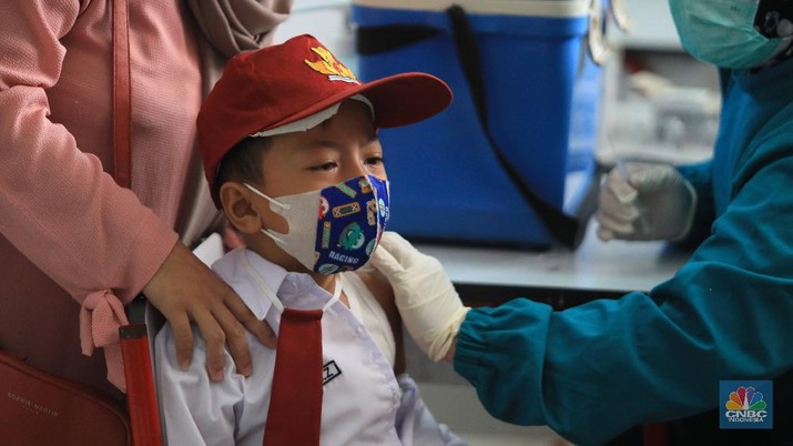 Tenaga kesehatan menyuntikkan vaksin COVID-19 kepada pelajar di SDN 03 Rawabuntu, Tangerang Selatan, Selasa (14/12/2021). Kementerian Kesehatan memulai vaksinasi COVID-19 untuk anak usia 6-11 dengan jumlah sasaran vaksinasi mencapai 26,5 juta di Indonesia. Plt. Dirjen Pencegahan dan Pengendalian Penyakit Kemenkes Maxi Rein Rondonuwu mengatakan pihaknya sudah mempersiapkan kick off pelaksanaan vaksinasi COVID-19 untuk anak usia 6 sampai 11 tahun. 