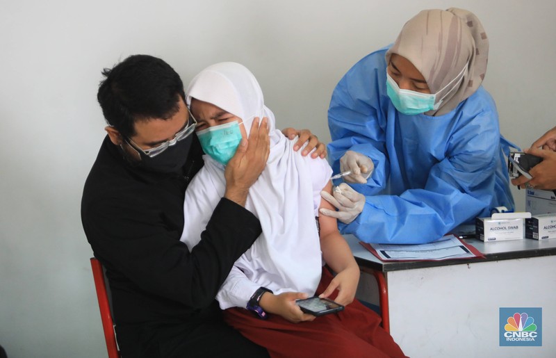Tenaga kesehatan menyuntikkan vaksin COVID-19 kepada pelajar di SDN 03 Rawabuntu, Tangerang Selatan, Selasa (14/12/2021). Kementerian Kesehatan memulai vaksinasi COVID-19 untuk anak usia 6-11 dengan jumlah sasaran vaksinasi mencapai 26,5 juta di Indonesia. Plt. Dirjen Pencegahan dan Pengendalian Penyakit Kemenkes Maxi Rein Rondonuwu mengatakan pihaknya sudah mempersiapkan kick off pelaksanaan vaksinasi COVID-19 untuk anak usia 6 sampai 11 tahun. 