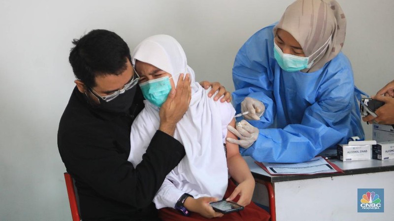Tenaga kesehatan menyuntikkan vaksin COVID-19 kepada pelajar di SDN 03 Rawabuntu, Tangerang Selatan, Selasa (14/12/2021). Kementerian Kesehatan memulai vaksinasi COVID-19 untuk anak usia 6-11 dengan jumlah sasaran vaksinasi mencapai 26,5 juta di Indonesia. Plt. Dirjen Pencegahan dan Pengendalian Penyakit Kemenkes Maxi Rein Rondonuwu mengatakan pihaknya sudah mempersiapkan kick off pelaksanaan vaksinasi COVID-19 untuk anak usia 6 sampai 11 tahun. 