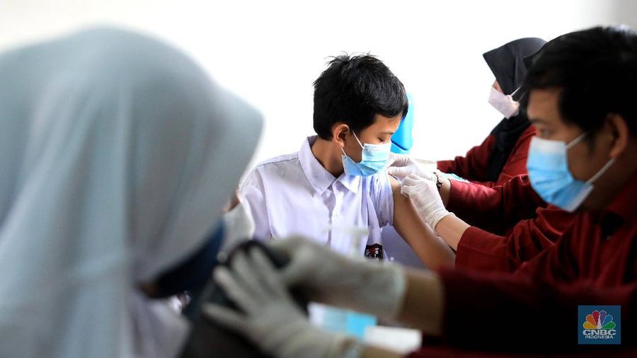Tenaga kesehatan menyuntikkan vaksin COVID-19 kepada pelajar di SDN 03 Rawabuntu, Tangerang Selatan, Selasa (14/12/2021). Kementerian Kesehatan memulai vaksinasi COVID-19 untuk anak usia 6-11 dengan jumlah sasaran vaksinasi mencapai 26,5 juta di Indonesia. Plt. Dirjen Pencegahan dan Pengendalian Penyakit Kemenkes Maxi Rein Rondonuwu mengatakan pihaknya sudah mempersiapkan kick off pelaksanaan vaksinasi COVID-19 untuk anak usia 6 sampai 11 tahun.