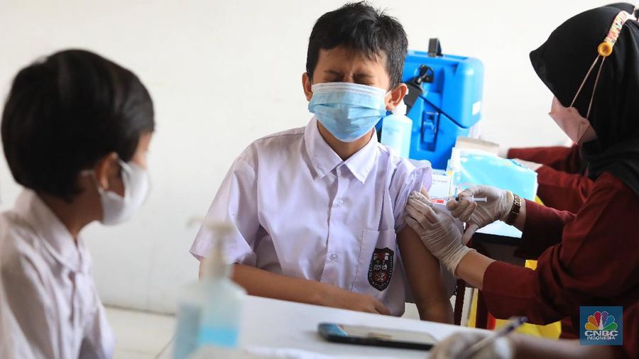 Tenaga kesehatan menyuntikkan vaksin COVID-19 kepada pelajar di SDN 03 Rawabuntu, Tangerang Selatan, Selasa (14/12/2021). Kementerian Kesehatan memulai vaksinasi COVID-19 untuk anak usia 6-11 dengan jumlah sasaran vaksinasi mencapai 26,5 juta di Indonesia. Plt. Dirjen Pencegahan dan Pengendalian Penyakit Kemenkes Maxi Rein Rondonuwu mengatakan pihaknya sudah mempersiapkan kick off pelaksanaan vaksinasi COVID-19 untuk anak usia 6 sampai 11 tahun.