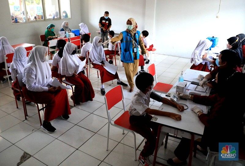 Tenaga kesehatan menyuntikkan vaksin COVID-19 kepada pelajar di SDN 03 Rawabuntu, Tangerang Selatan, Selasa (14/12/2021). Kementerian Kesehatan memulai vaksinasi COVID-19 untuk anak usia 6-11 dengan jumlah sasaran vaksinasi mencapai 26,5 juta di Indonesia. Plt. Dirjen Pencegahan dan Pengendalian Penyakit Kemenkes Maxi Rein Rondonuwu mengatakan pihaknya sudah mempersiapkan kick off pelaksanaan vaksinasi COVID-19 untuk anak usia 6 sampai 11 tahun. 