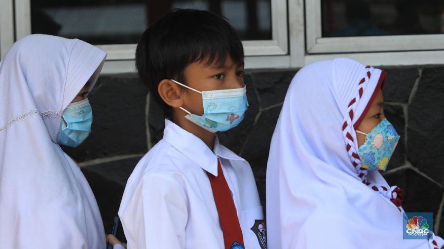 Tenaga kesehatan menyuntikkan vaksin COVID-19 kepada pelajar di SDN 03 Rawabuntu, Tangerang Selatan, Selasa (14/12/2021). Kementerian Kesehatan memulai vaksinasi COVID-19 untuk anak usia 6-11 dengan jumlah sasaran vaksinasi mencapai 26,5 juta di Indonesia. Plt. Dirjen Pencegahan dan Pengendalian Penyakit Kemenkes Maxi Rein Rondonuwu mengatakan pihaknya sudah mempersiapkan kick off pelaksanaan vaksinasi COVID-19 untuk anak usia 6 sampai 11 tahun. 
