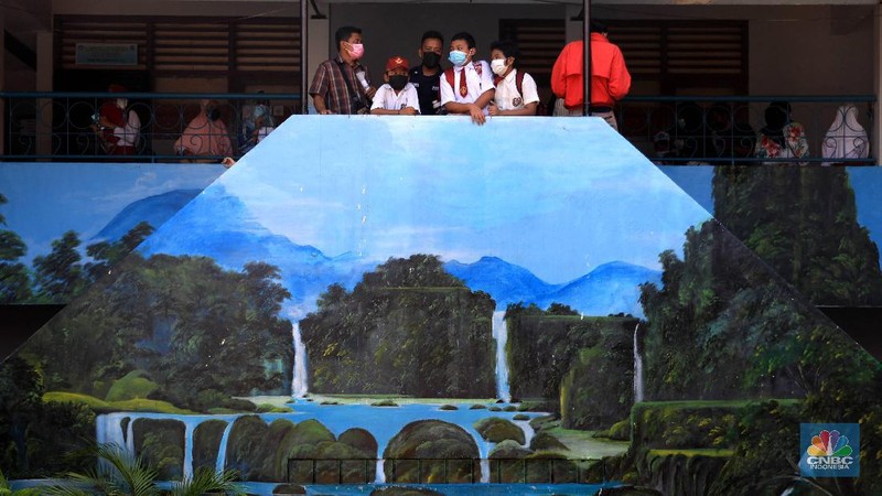 Tenaga kesehatan menyuntikkan vaksin COVID-19 kepada pelajar di SDN 03 Rawabuntu, Tangerang Selatan, Selasa (14/12/2021). Kementerian Kesehatan memulai vaksinasi COVID-19 untuk anak usia 6-11 dengan jumlah sasaran vaksinasi mencapai 26,5 juta di Indonesia. Plt. Dirjen Pencegahan dan Pengendalian Penyakit Kemenkes Maxi Rein Rondonuwu mengatakan pihaknya sudah mempersiapkan kick off pelaksanaan vaksinasi COVID-19 untuk anak usia 6 sampai 11 tahun. 
