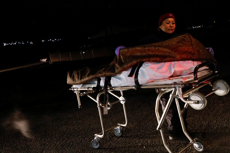 Test Covid-19 di New York City, AS Orang-orang mengantre untuk mengikuti tes COVID-19 di situs pengujian pop-up di New York City, AS (14/12/2021). (REUTERS/Brendan McDermid)