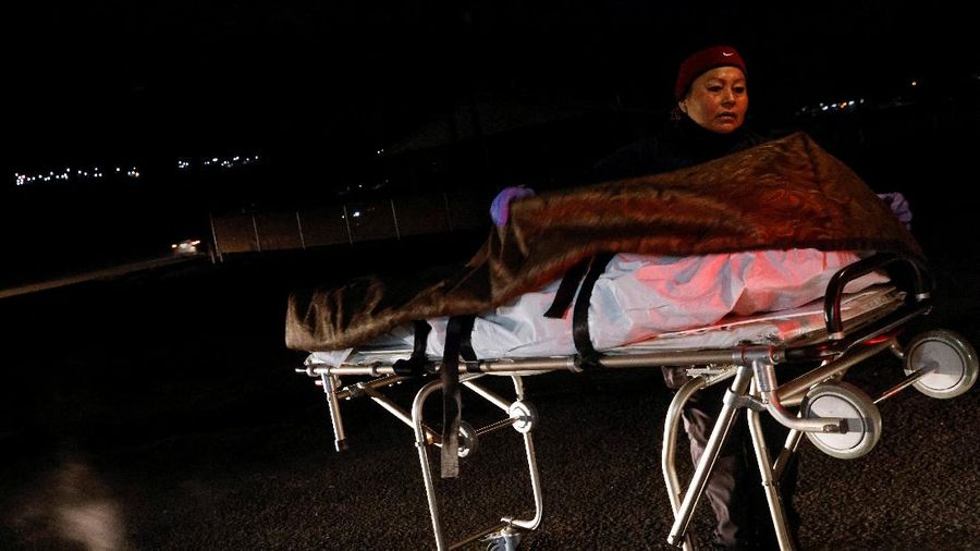 Orang-orang mengantre untuk mengikuti tes COVID-19 di situs pengujian pop-up di New York City, AS (14/12/2021). (REUTERS/Brendan McDermid)