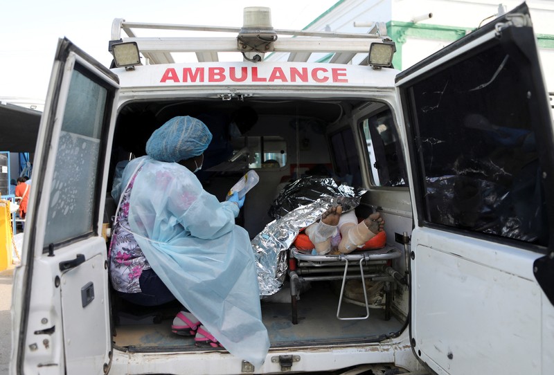 Kebakaran truk Bahan Bakar yang Meledak di Cap Haitien, Haiti Warga berdiri di tengah rumah yang rusak akibat truk bensin terbalik dan meledak di Cap-Hatien, Haiti, Selasa (14/12/2021). Ledakan itu menghanguskan mobil dan rumah, menewaskan lebih dari 50 orang dan melukai puluhan lainnya. (AP/Joseph Odelyn)