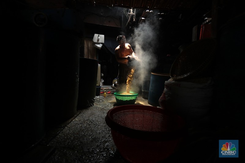Suarso (68) menyelesaikan pembuatan tempe di kawasan Jakarta, Rabu (15/12/2021). Kementerian Perdagangan (Kemendag) memastikan, ketersediaan kedelai untuk bahan baku tempe dan tahu dalam negeri cukup untuk memenuhi kebutuhan Natal 2021 dan tahun baru 2022. Bahkan, Kemendag memperkirakan pasokan kedelai akan terjaga sampai kuartal I 2022.“Pasokan kedelai dari negara eksportir cukup baik. Saat ini negara produsen tengah memasuki masa panen, sehingga kami optimis pasokan kedelai akan cukup hingga kuartal pertama 2022,” kata Direktur Jenderal Perdagangan Luar Negeri, Oke Nurwan dikutip dari website resmi Kementerian Perdagangan.
Namun, ia tak merinci berapa jumlah pasokan kedelai yang tersedia saat ini. Ia hanya menyatakan dengan kecukupan pasokan itu, pihaknya memperkirakan harga kedelai stabil.
Sementara itu berdasarkan data Chicago Board of Trade (CBOT), harga kedelai dunia pada akhir November 2021 di sekitar USD12,17 per bushels atau setara USD446 per ton, turun dibanding awal Juni 2021 yang tercatat sebesar US$15,42 per bushel setara US$566 per ton.
