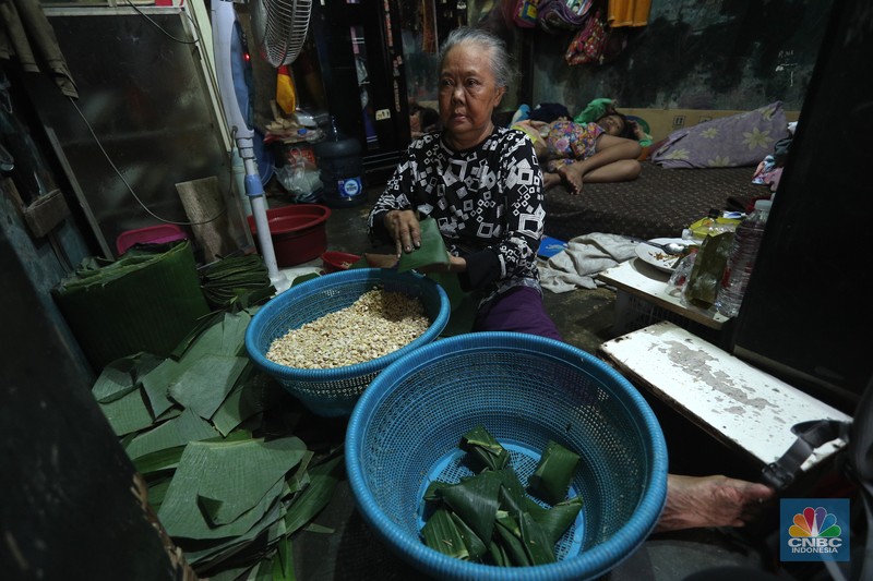Suarso (68) menyelesaikan pembuatan tempe di kawasan Jakarta, Rabu (15/12/2021). Kementerian Perdagangan (Kemendag) memastikan, ketersediaan kedelai untuk bahan baku tempe dan tahu dalam negeri cukup untuk memenuhi kebutuhan Natal 2021 dan tahun baru 2022. Bahkan, Kemendag memperkirakan pasokan kedelai akan terjaga sampai kuartal I 2022.“Pasokan kedelai dari negara eksportir cukup baik. Saat ini negara produsen tengah memasuki masa panen, sehingga kami optimis pasokan kedelai akan cukup hingga kuartal pertama 2022,” kata Direktur Jenderal Perdagangan Luar Negeri, Oke Nurwan dikutip dari website resmi Kementerian Perdagangan.
Namun, ia tak merinci berapa jumlah pasokan kedelai yang tersedia saat ini. Ia hanya menyatakan dengan kecukupan pasokan itu, pihaknya memperkirakan harga kedelai stabil.
Sementara itu berdasarkan data Chicago Board of Trade (CBOT), harga kedelai dunia pada akhir November 2021 di sekitar USD12,17 per bushels atau setara USD446 per ton, turun dibanding awal Juni 2021 yang tercatat sebesar US$15,42 per bushel setara US$566 per ton.
