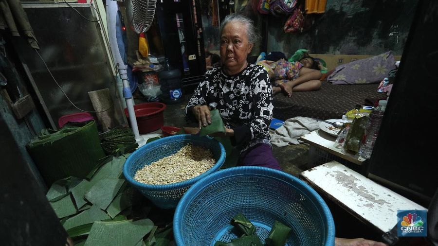 Suarso (68) menyelesaikan pembuatan tempe di kawasan Jakarta, Rabu (15/12/2021). Kementerian Perdagangan (Kemendag) memastikan, ketersediaan kedelai untuk bahan baku tempe dan tahu dalam negeri cukup untuk memenuhi kebutuhan Natal 2021 dan tahun baru 2022. Bahkan, Kemendag memperkirakan pasokan kedelai akan terjaga sampai kuartal I 2022.“Pasokan kedelai dari negara eksportir cukup baik. Saat ini negara produsen tengah memasuki masa panen, sehingga kami optimis pasokan kedelai akan cukup hingga kuartal pertama 2022,” kata Direktur Jenderal Perdagangan Luar Negeri, Oke Nurwan dikutip dari website resmi Kementerian Perdagangan.
Namun, ia tak merinci berapa jumlah pasokan kedelai yang tersedia saat ini. Ia hanya menyatakan dengan kecukupan pasokan itu, pihaknya memperkirakan harga kedelai stabil.
Sementara itu berdasarkan data Chicago Board of Trade (CBOT), harga kedelai dunia pada akhir November 2021 di sekitar USD12,17 per bushels atau setara USD446 per ton, turun dibanding awal Juni 2021 yang tercatat sebesar US$15,42 per bushel setara US$566 per ton.
