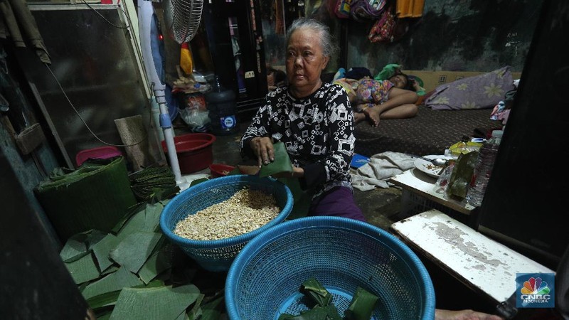 Suarso (68) menyelesaikan pembuatan tempe di kawasan Jakarta, Rabu (15/12/2021). Kementerian Perdagangan (Kemendag) memastikan, ketersediaan kedelai untuk bahan baku tempe dan tahu dalam negeri cukup untuk memenuhi kebutuhan Natal 2021 dan tahun baru 2022. Bahkan, Kemendag memperkirakan pasokan kedelai akan terjaga sampai kuartal I 2022.“Pasokan kedelai dari negara eksportir cukup baik. Saat ini negara produsen tengah memasuki masa panen, sehingga kami optimis pasokan kedelai akan cukup hingga kuartal pertama 2022,” kata Direktur Jenderal Perdagangan Luar Negeri, Oke Nurwan dikutip dari website resmi Kementerian Perdagangan.
Namun, ia tak merinci berapa jumlah pasokan kedelai yang tersedia saat ini. Ia hanya menyatakan dengan kecukupan pasokan itu, pihaknya memperkirakan harga kedelai stabil.
Sementara itu berdasarkan data Chicago Board of Trade (CBOT), harga kedelai dunia pada akhir November 2021 di sekitar USD12,17 per bushels atau setara USD446 per ton, turun dibanding awal Juni 2021 yang tercatat sebesar US$15,42 per bushel setara US$566 per ton.
