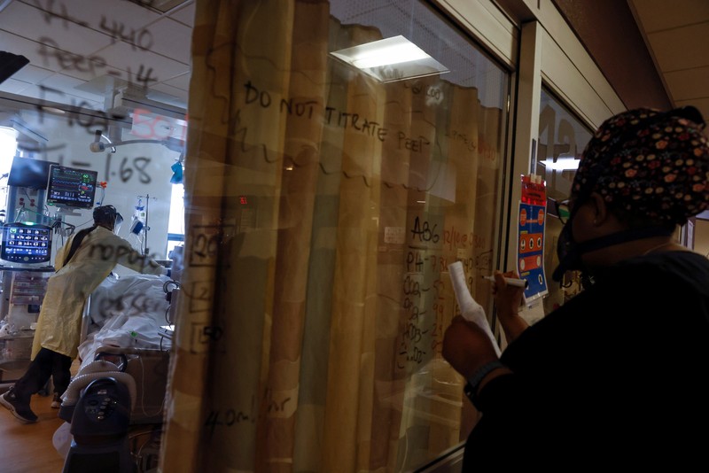 Test Covid-19 di New York City, AS Orang-orang mengantre untuk mengikuti tes COVID-19 di situs pengujian pop-up di New York City, AS (14/12/2021). (REUTERS/Brendan McDermid)