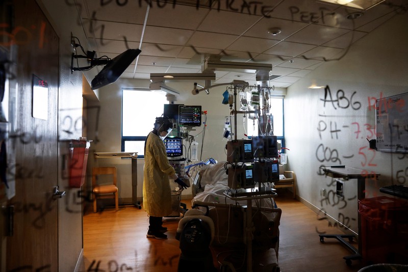 Test Covid-19 di New York City, AS Orang-orang mengantre untuk mengikuti tes COVID-19 di situs pengujian pop-up di New York City, AS (14/12/2021). (REUTERS/Brendan McDermid)