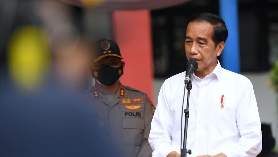 Presiden Joko Widodo meninjau langsung vaksinasi Covid-19 bagi anak-anak usia 6-11 tahun yang digelar di Kompleks SDN Cideng, Gambir, Jakarta, pada Rabu, 15 Desember 2021. (Foto: BPMI Setpre)