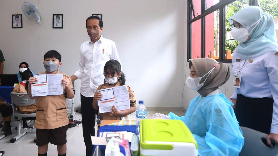 Presiden Joko Widodo meninjau langsung vaksinasi Covid-19 bagi anak-anak usia 6-11 tahun yang digelar di Kompleks SDN Cideng, Gambir, Jakarta, pada Rabu, 15 Desember 2021. (Foto: BPMI Setpre)