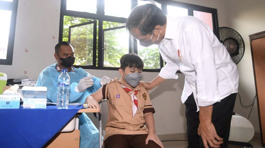 Presiden Joko Widodo meninjau langsung vaksinasi Covid-19 bagi anak-anak usia 6-11 tahun yang digelar di Kompleks SDN Cideng, Gambir, Jakarta, pada Rabu, 15 Desember 2021. Foto: BPMI Setpres/Lukas