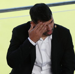 Teteskan Air Mata, Sergio Aguero Pensiun dari Sepakbola