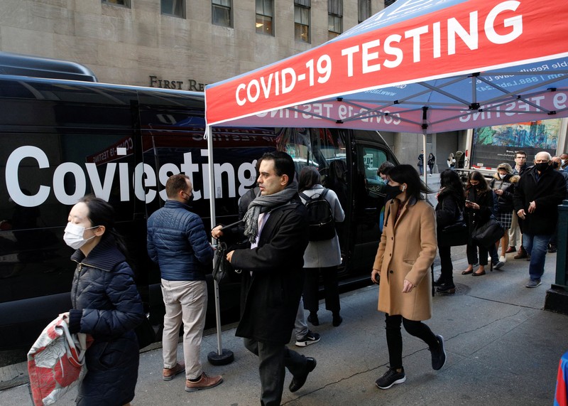 Orang-orang mengantre untuk mengikuti tes COVID-19 di situs pengujian pop-up di New York City, AS (14/12/2021). (REUTERS/Brendan McDermid)