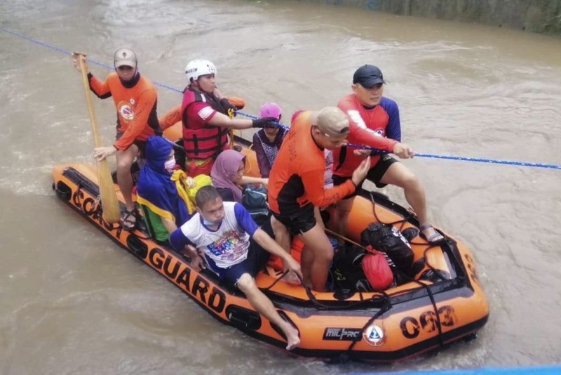 Badai Topan Rai di Filipina Tim penyelamat membantu warga saat banjir yang disebabkan oleh Topan Rai saat mereka dievakuasi ke tempat yang lebih tinggi di Kota Cagayan de Oro, Filipina selatan, Kamis (16/12/2021). Puluhan ribu orang terdampar dievakuasi ke tempat yang aman di Filipina selatan dan tengah ketika Topan Rai mendekati Kamis pada saat pihak berwenang memperingatkan masyarakat untuk menghindari kerumunan setelah infeksi pertama yang disebabkan oleh jenis virus corona dilaporkan di negara itu, kata para pejabat. (Philippine Coast Guard via AP)