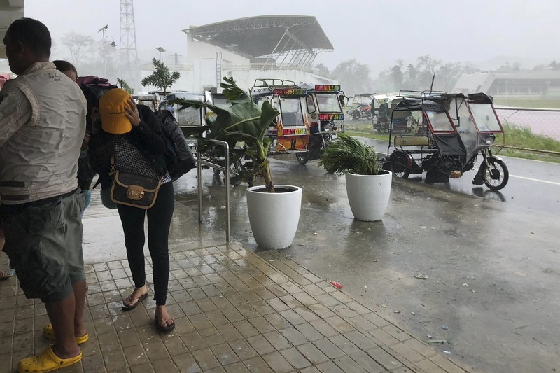 Badai Topan Rai di Filipina Tim penyelamat membantu warga saat banjir yang disebabkan oleh Topan Rai saat mereka dievakuasi ke tempat yang lebih tinggi di Kota Cagayan de Oro, Filipina selatan, Kamis (16/12/2021). Puluhan ribu orang terdampar dievakuasi ke tempat yang aman di Filipina selatan dan tengah ketika Topan Rai mendekati Kamis pada saat pihak berwenang memperingatkan masyarakat untuk menghindari kerumunan setelah infeksi pertama yang disebabkan oleh jenis virus corona dilaporkan di negara itu, kata para pejabat. (Philippine Coast Guard via AP)