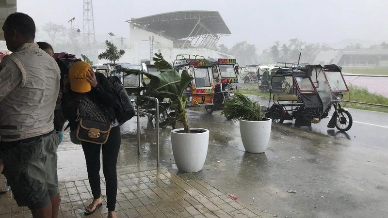 Tim penyelamat membantu warga saat banjir yang disebabkan oleh Topan Rai saat mereka dievakuasi ke tempat yang lebih tinggi di Kota Cagayan de Oro, Filipina selatan, Kamis (16/12/2021). Puluhan ribu orang terdampar dievakuasi ke tempat yang aman di Filipina selatan dan tengah ketika Topan Rai mendekati Kamis pada saat pihak berwenang memperingatkan masyarakat untuk menghindari kerumunan setelah infeksi pertama yang disebabkan oleh jenis virus corona dilaporkan di negara itu, kata para pejabat. (Philippine Coast Guard via AP)