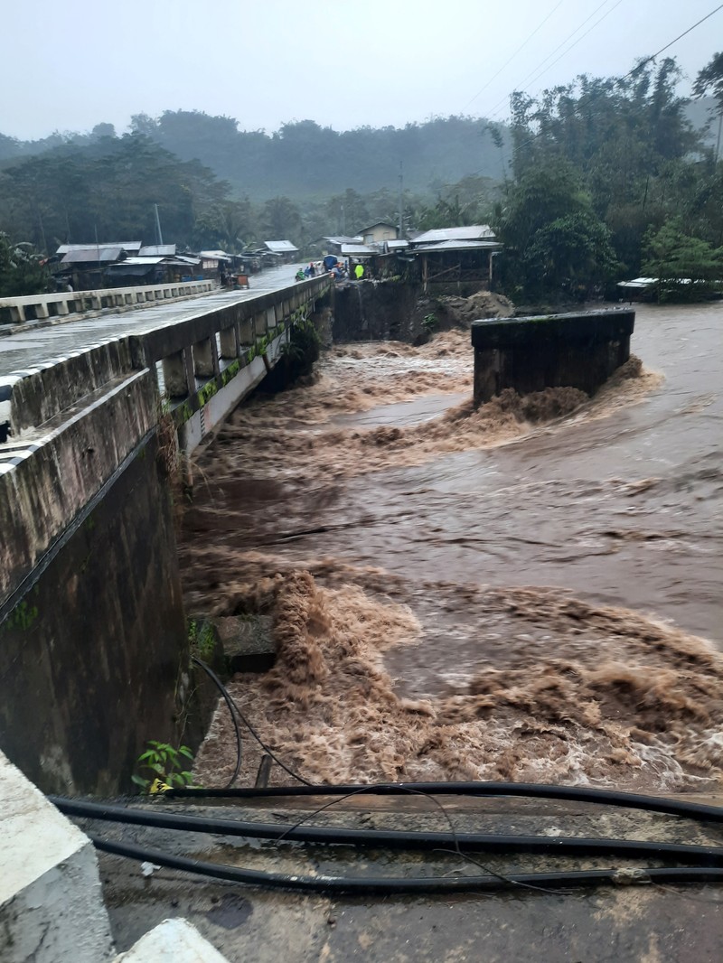 Tim penyelamat membantu warga saat banjir yang disebabkan oleh Topan Rai saat mereka dievakuasi ke tempat yang lebih tinggi di Kota Cagayan de Oro, Filipina selatan, Kamis (16/12/2021). Puluhan ribu orang terdampar dievakuasi ke tempat yang aman di Filipina selatan dan tengah ketika Topan Rai mendekati Kamis pada saat pihak berwenang memperingatkan masyarakat untuk menghindari kerumunan setelah infeksi pertama yang disebabkan oleh jenis virus corona dilaporkan di negara itu, kata para pejabat. (Philippine Coast Guard via AP)