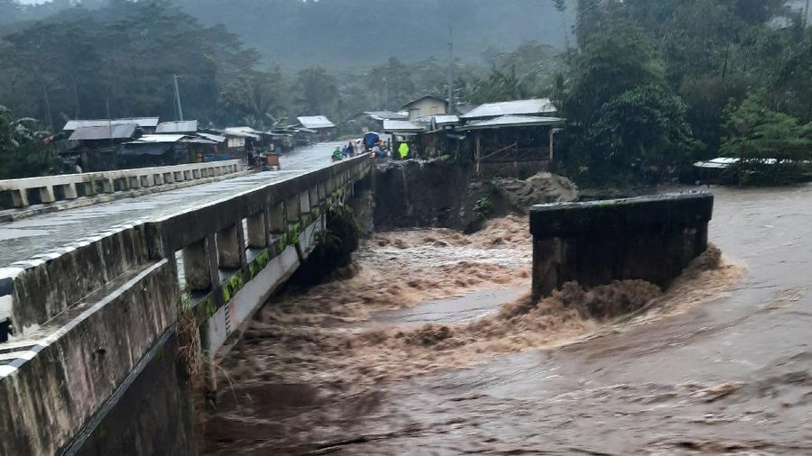Tim penyelamat membantu warga saat banjir yang disebabkan oleh Topan Rai saat mereka dievakuasi ke tempat yang lebih tinggi di Kota Cagayan de Oro, Filipina selatan, Kamis (16/12/2021). Puluhan ribu orang terdampar dievakuasi ke tempat yang aman di Filipina selatan dan tengah ketika Topan Rai mendekati Kamis pada saat pihak berwenang memperingatkan masyarakat untuk menghindari kerumunan setelah infeksi pertama yang disebabkan oleh jenis virus corona dilaporkan di negara itu, kata para pejabat. (Philippine Coast Guard via AP)