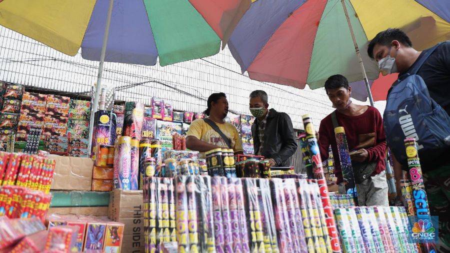 Pembeli memilih kembang api di Pasar Asemka, Jakarta, Kamis (16/12/2021). Sejumlah pedagang mengaku omzet penjualan kembang api tersebut menurun hingga 60 persen lebih karena adanya larangan berkerumun dan menggelar perayaan malam Tahun Baru 2022 sebagai pencegahan penyebaran virus COVID-19. Pantauan dilokasi, para pedagang menjajakan berbagai jenis kembang api di sepanjang kolong flyover Pasar Pagi hingga pinggir jalan. Salah satu pedagang, Idris (39) menyebut penjualan kembang api terus menurun pada tahun 2020, 2021 hingga 2022, biasanya 3 minggu sebelum tahun baru pesanan sudah mulai meningkat tapi sekarang belum ada karena ada PPKM dll