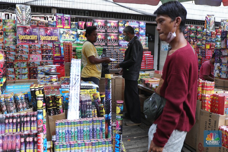 Pembeli memilih kembang api di Pasar Asemka, Jakarta, Kamis (16/12/2021). Sejumlah pedagang mengaku omzet penjualan kembang api tersebut menurun hingga 60 persen lebih karena adanya larangan berkerumun dan menggelar perayaan malam Tahun Baru 2022 sebagai pencegahan penyebaran virus COVID-19. Pantauan dilokasi, para pedagang menjajakan berbagai jenis kembang api di sepanjang kolong flyover Pasar Pagi hingga pinggir jalan. Salah satu pedagang, Idris (39) menyebut penjualan kembang api terus menurun pada tahun 2020, 2021 hingga 2022, biasanya 3 minggu sebelum tahun baru pesanan sudah mulai meningkat tapi sekarang belum ada karena ada PPKM dll