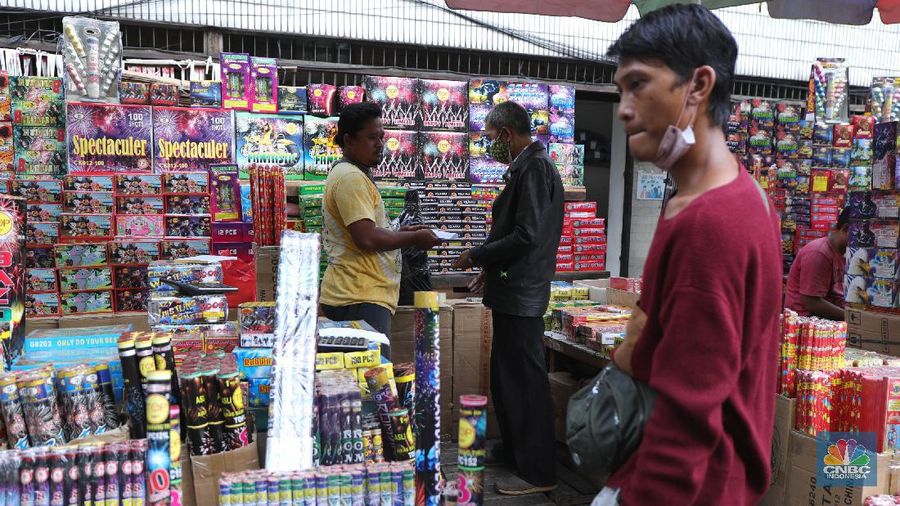 Pembeli memilih kembang api di Pasar Asemka, Jakarta, Kamis (16/12/2021). Sejumlah pedagang mengaku omzet penjualan kembang api tersebut menurun hingga 60 persen lebih karena adanya larangan berkerumun dan menggelar perayaan malam Tahun Baru 2022 sebagai pencegahan penyebaran virus COVID-19. Pantauan dilokasi, para pedagang menjajakan berbagai jenis kembang api di sepanjang kolong flyover Pasar Pagi hingga pinggir jalan. Salah satu pedagang, Idris (39) menyebut penjualan kembang api terus menurun pada tahun 2020, 2021 hingga 2022, biasanya 3 minggu sebelum tahun baru pesanan sudah mulai meningkat tapi sekarang belum ada karena ada PPKM dll
