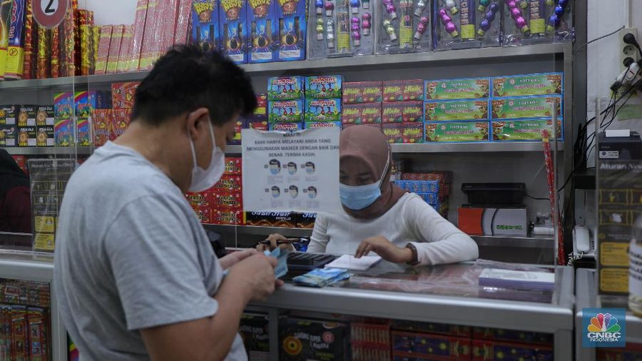 Pembeli memilih kembang api di Pasar Asemka, Jakarta, Kamis (16/12/2021). Sejumlah pedagang mengaku omzet penjualan kembang api tersebut menurun hingga 60 persen lebih karena adanya larangan berkerumun dan menggelar perayaan malam Tahun Baru 2022 sebagai pencegahan penyebaran virus COVID-19. Pantauan dilokasi, para pedagang menjajakan berbagai jenis kembang api di sepanjang kolong flyover Pasar Pagi hingga pinggir jalan. Salah satu pedagang, Idris (39) menyebut penjualan kembang api terus menurun pada tahun 2020, 2021 hingga 2022, biasanya 3 minggu sebelum tahun baru pesanan sudah mulai meningkat tapi sekarang belum ada karena ada PPKM dll