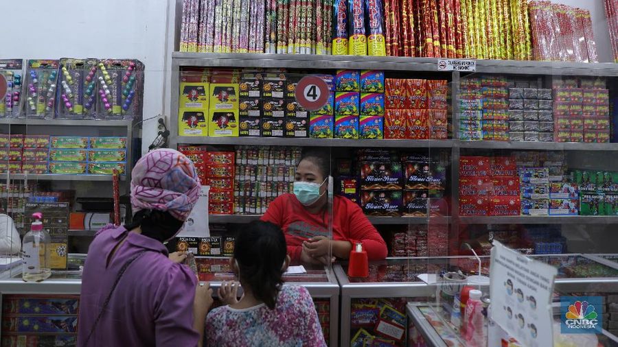 Pembeli memilih kembang api di Pasar Asemka, Jakarta, Kamis (16/12/2021). Sejumlah pedagang mengaku omzet penjualan kembang api tersebut menurun hingga 60 persen lebih karena adanya larangan berkerumun dan menggelar perayaan malam Tahun Baru 2022 sebagai pencegahan penyebaran virus COVID-19. Pantauan dilokasi, para pedagang menjajakan berbagai jenis kembang api di sepanjang kolong flyover Pasar Pagi hingga pinggir jalan. Salah satu pedagang, Idris (39) menyebut penjualan kembang api terus menurun pada tahun 2020, 2021 hingga 2022, biasanya 3 minggu sebelum tahun baru pesanan sudah mulai meningkat tapi sekarang belum ada karena ada PPKM dll
