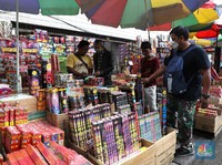 Blak-blakan Pedagang Kembang Api Berharap Rejeki Nomplok