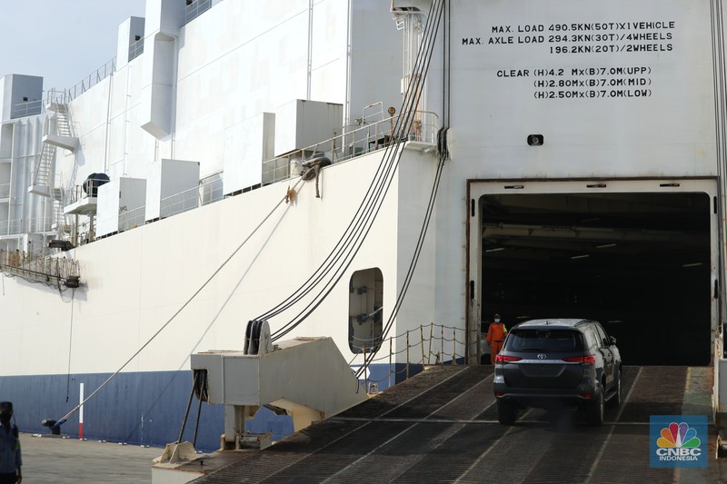 Aktivitas Car Terminal di Pelabuhan Internasional Patimban, Subang, Jawa Barat, Jumat (17/12/2021). Pelabuhan Patimban memiliki lokasi strategis di antara Bandara Kertajati dan kawasan industri di Bekasi, Karawang, dan Purwakarta. Pelabuhan Patimban akan menjadi kunci penghubung antar kawasan dan menopang percepatan ekspor. Percepatan pembangunan Pelabuhan Patimban diharapkan mendorong perdagangan dan pertumbuhan ekonomi di wilayah Jawa Barat. Pelabuhan ini diharapkan mendukung perekonomian regional dan nasional.. (CNBC Indonesia/ Tri Susilo)