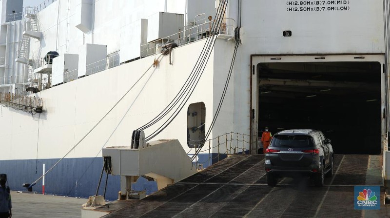 Aktivitas Car Terminal di Pelabuhan Internasional Patimban, Subang, Jawa Barat, Jumat (17/12/2021). Pelabuhan Patimban memiliki lokasi strategis di antara Bandara Kertajati dan kawasan industri di Bekasi, Karawang, dan Purwakarta. Pelabuhan Patimban akan menjadi kunci penghubung antar kawasan dan menopang percepatan ekspor. Percepatan pembangunan Pelabuhan Patimban diharapkan mendorong perdagangan dan pertumbuhan ekonomi di wilayah Jawa Barat. Pelabuhan ini diharapkan mendukung perekonomian regional dan nasional.. (CNBC Indonesia/ Tri Susilo)