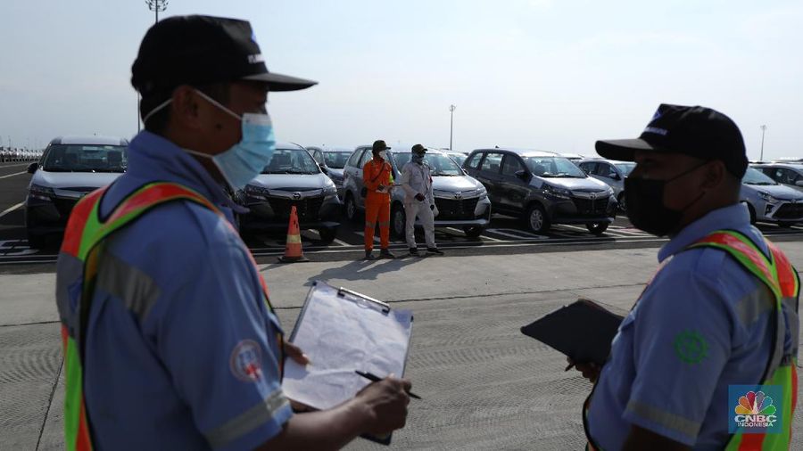 Aktivitas Car Terminal di Pelabuhan Internasional Patimban, Subang, Jawa Barat, Jumat (17/12/2021). Pelabuhan Patimban memiliki lokasi strategis di antara Bandara Kertajati dan kawasan industri di Bekasi, Karawang, dan Purwakarta. Pelabuhan Patimban akan menjadi kunci penghubung antar kawasan dan menopang percepatan ekspor. Percepatan pembangunan Pelabuhan Patimban diharapkan mendorong perdagangan dan pertumbuhan ekonomi di wilayah Jawa Barat. Pelabuhan ini diharapkan mendukung perekonomian regional dan nasional.. (CNBC Indonesia/ Tri Susilo)