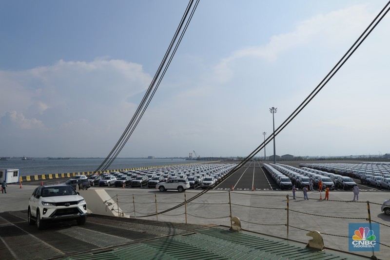 Aktivitas Car Terminal di Pelabuhan Internasional Patimban, Subang, Jawa Barat, Jumat (17/12/2021). Pelabuhan Patimban memiliki lokasi strategis di antara Bandara Kertajati dan kawasan industri di Bekasi, Karawang, dan Purwakarta. Pelabuhan Patimban akan menjadi kunci penghubung antar kawasan dan menopang percepatan ekspor. Percepatan pembangunan Pelabuhan Patimban diharapkan mendorong perdagangan dan pertumbuhan ekonomi di wilayah Jawa Barat. Pelabuhan ini diharapkan mendukung perekonomian regional dan nasional.. (CNBC Indonesia/ Tri Susilo)