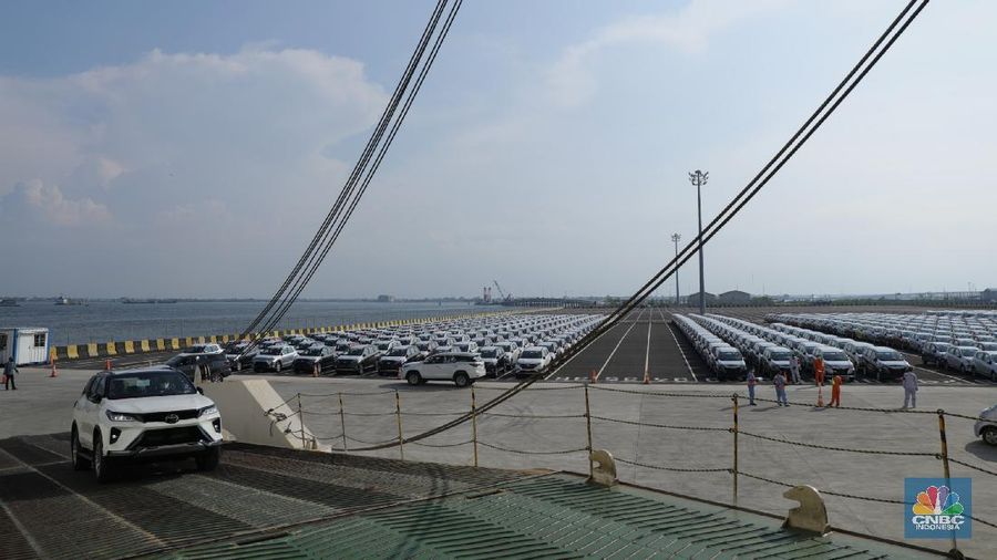 Aktivitas Car Terminal di Pelabuhan Internasional Patimban, Subang, Jawa Barat, Jumat (17/12/2021). Pelabuhan Patimban memiliki lokasi strategis di antara Bandara Kertajati dan kawasan industri di Bekasi, Karawang, dan Purwakarta. Pelabuhan Patimban akan menjadi kunci penghubung antar kawasan dan menopang percepatan ekspor. Percepatan pembangunan Pelabuhan Patimban diharapkan mendorong perdagangan dan pertumbuhan ekonomi di wilayah Jawa Barat. Pelabuhan ini diharapkan mendukung perekonomian regional dan nasional.. (CNBC Indonesia/ Tri Susilo)