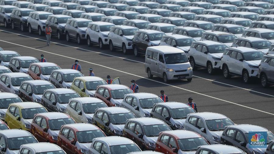 Aktivitas Car Terminal di Pelabuhan Internasional Patimban, Subang, Jawa Barat, Jumat (17/12/2021). Pelabuhan Patimban memiliki lokasi strategis di antara Bandara Kertajati dan kawasan industri di Bekasi, Karawang, dan Purwakarta. Pelabuhan Patimban akan menjadi kunci penghubung antar kawasan dan menopang percepatan ekspor. Percepatan pembangunan Pelabuhan Patimban diharapkan mendorong perdagangan dan pertumbuhan ekonomi di wilayah Jawa Barat. Pelabuhan ini diharapkan mendukung perekonomian regional dan nasional.. (CNBC Indonesia/ Tri Susilo)