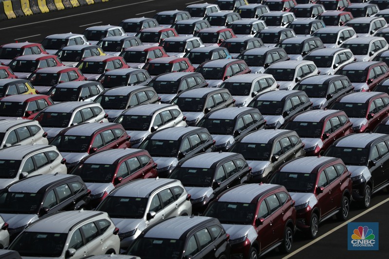 Aktivitas Car Terminal di Pelabuhan Internasional Patimban, Subang, Jawa Barat, Jumat (17/12/2021). Pelabuhan Patimban memiliki lokasi strategis di antara Bandara Kertajati dan kawasan industri di Bekasi, Karawang, dan Purwakarta. Pelabuhan Patimban akan menjadi kunci penghubung antar kawasan dan menopang percepatan ekspor. Percepatan pembangunan Pelabuhan Patimban diharapkan mendorong perdagangan dan pertumbuhan ekonomi di wilayah Jawa Barat. Pelabuhan ini diharapkan mendukung perekonomian regional dan nasional.. (CNBC Indonesia/ Tri Susilo)